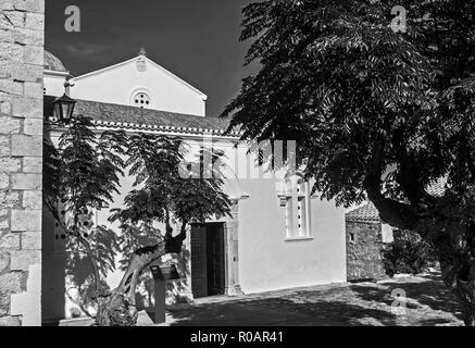 La photographie noir et blanc de l'église de Elkomenos Christos à Monemvasia Laconie Péloponnèse, Grèce Banque D'Images