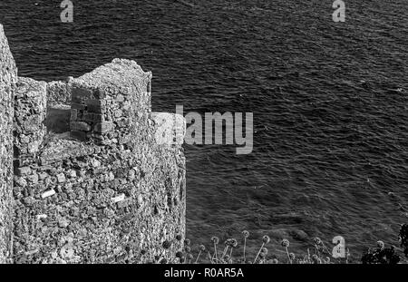 Seascape voir du château de Monemvasia Peloponnese Grèce - la photographie noir et blanc Banque D'Images