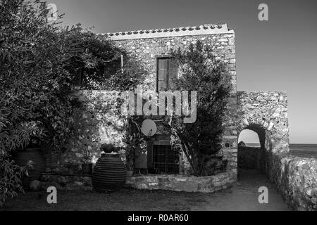 Maison traditionnelle au château de Monemvasia Peloponnese Grèce - photo en noir et blanc Banque D'Images