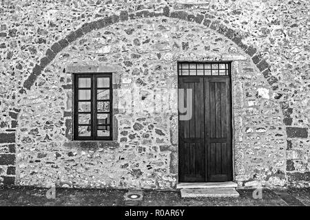 Mur de pierre traditionnel, porte et fenêtre dans le château de Monemvasia Grèce Laconie Péloponnèse, Grèce Banque D'Images