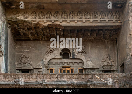 Façade supérieure de Vishvakarma, Cave 10, les grottes d'Ellora, près de Aurangabad, Maharashtra, Inde Banque D'Images