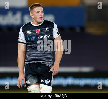 2 novembre, stade Liberty , Swansea, Pays de Galles ; pro Guinness 14's Ospreys Rugby Glasgow Warriors v ; Lloyd Ashley des Balbuzards Crédit : Simon King/News Images Banque D'Images