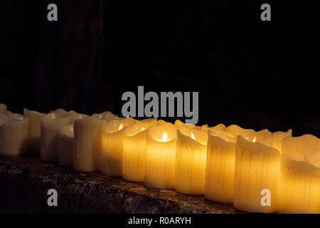 Ébavurage de bougies sur du verre décoratif. Fond sombre. Résumé photo. Banque D'Images