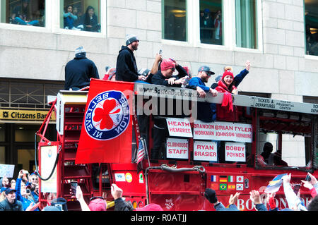 Boston, MA. Le 31 octobre 2018. Les joueurs des Boston Red Sox tyler thornburg, heath hembree, Brian Johnson sur un bus sur Tremont Street célébrant dans la Red Banque D'Images