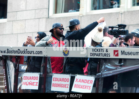 Boston, MA. Le 31 octobre 2018. Les joueurs des Boston Red Sox Eduardo Nunez et Eduardo Rodriguez sur un bus sur Tremont Street célébrer dans les rouge Sox Champi Banque D'Images