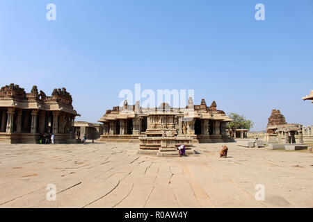 La célèbre Vijaya Vittala Temple et son char de Hampi. Prises en Inde, août 2018. Banque D'Images