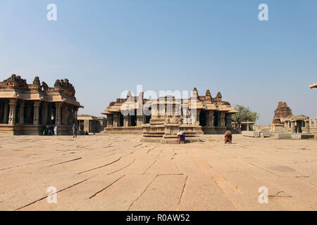 La célèbre Vijaya Vittala Temple et son char de Hampi. Prises en Inde, août 2018. Banque D'Images