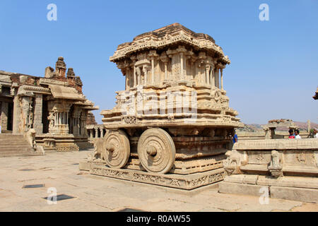 La célèbre Vijaya Vittala Temple et son char de Hampi. Prises en Inde, août 2018. Banque D'Images