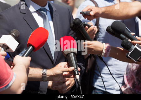 Des journalistes de presse interview avec un politicien ou homme méconnaissable. Banque D'Images