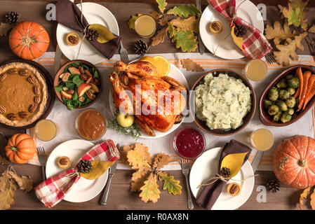 Dîner de dinde de Thanksgiving avec tous les côtés. Rôti de dinde à la maison et tous les plats traditionnels sur table avec de l'action Festive décoration d'automne. Banque D'Images