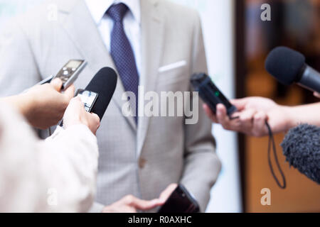 Des journalistes de presse interview avec un politicien ou homme méconnaissable. Banque D'Images