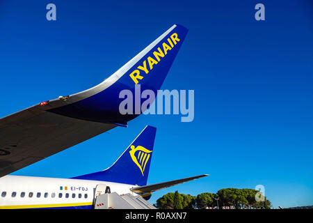 Logo des ailes et des queues, Boeing 737 de Ryanair à l'aéroport de Carcassonne, France, Banque D'Images