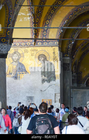 Istanbul, Turquie, le 19 septembre 2018. Un groupe de touristes en visite à l'intérieur et de mosaïque de Sainte-sophie à Istanbul. Banque D'Images