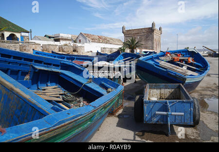 Bateaux de pêche en bois bleu dans le port d'Essaouira, Essaouira, Maroc, Afrique Banque D'Images