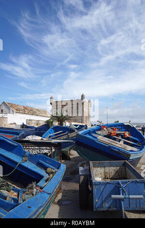 Bateaux de pêche en bois bleu dans le port d'Essaouira, Essaouira, Maroc, Afrique Banque D'Images