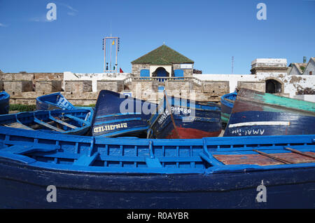 Bateaux de pêche en bois bleu dans le port d'Essaouira, Essaouira, Maroc, Afrique Banque D'Images