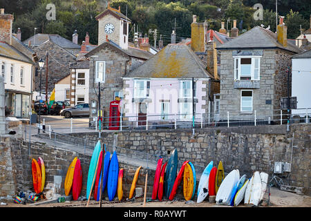 Vue de la ville côtière de port Mousehole. Banque D'Images