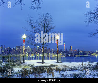 1998 LUMIÈRES DE NOËL HISTORIQUE FLEUVE HUDSON MANHATTAN NEW YORK DE WEEHAWKEN PARK NEW JERSEY USA Banque D'Images