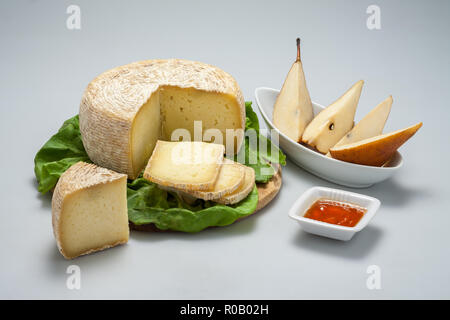 Tranches de fromage pecorino italien avec le miel et les poires sur fond blanc avec Banque D'Images