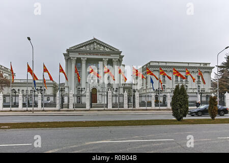 SKOPJE, RÉPUBLIQUE DE MACÉDOINE - février 24, 2018 : Construction du gouvernement de la République de Macédoine dans la ville de Skopje, République de Macédoine Banque D'Images