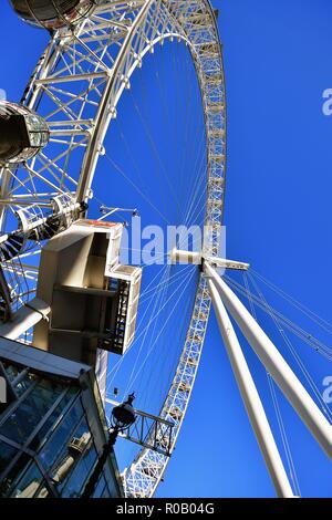 Londres, Angleterre, Royaume-Uni. La grande roue London Eye sur la rive sud de la Tamise. Il s'agit de la plus haute grande roue d'Europe. Banque D'Images