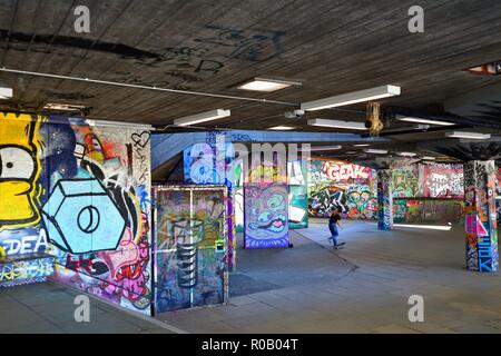 Londres, Angleterre, Royaume-Uni. Décorée de graffitis un cours de planche à roulettes sous Hungerford et Golden Jubilee bridges. Banque D'Images