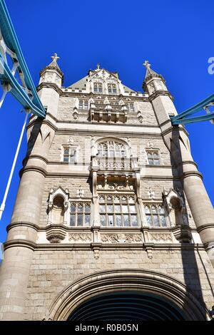 Londres, Angleterre, Royaume-Uni. L'un de l'emblématique Tower Bridge's twi tours. Banque D'Images