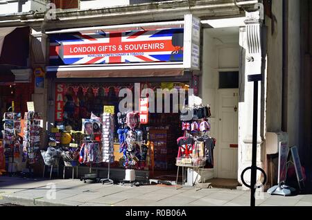 Londres, Angleterre, Royaume-Uni. Un stand de souvenirs de St Jacques sur un après-midi ensoleillé à Londres. Banque D'Images