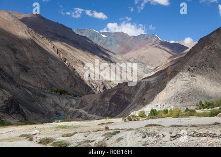 Paysage avec rivière Lungnak (également connu sous le nom de la rivière Tsarap) vu du domaine de la Cha (également connu sous le nom de Char), Zanskar, Inde Banque D'Images