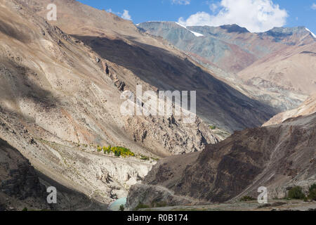 Paysage avec rivière Lungnak (également connu sous le nom de la rivière Tsarap) vu du domaine de la Cha (également connu sous le nom de Char), Zanskar, Inde Banque D'Images