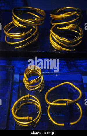 L'Âge des Vikings (793-1066 AD). Bagues, bracelets et colliers qui ont été donnés comme un symbole de loyauté et de fidélité. Musée historique. Stockholm. La Suède. Banque D'Images