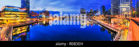 L'heure en bleu foncé sur Darling Harbour Sydney Cockle Bay sur le port de Sydney entre bâtiments urbains modernes et de grande hauteur avec des tours d'affaires il Banque D'Images