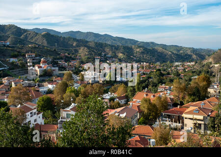 Ville de Kakopetria dans la vallée de Solea au pied des montagnes Troodos, République de Chypre. Banque D'Images