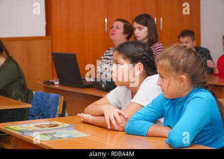 Deux filles de la classe à l'écoute de l'enseignant Banque D'Images