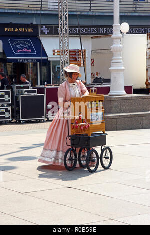 Croatie Zagreb, 18 août 2018 : femme vêtue de vêtements à l'ancienne joue un orgue de rue dans le centre de Zagreb, Croatie, attraction touristique Banque D'Images