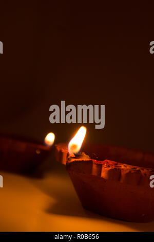 Libre de Diwali diyas en terre cuite sur fond sombre qui sont utilisés d'allumer la chambre pendant diwali fois Banque D'Images