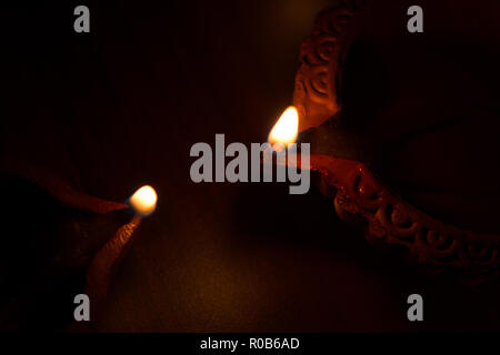 Libre de Diwali diyas en terre cuite sur fond sombre qui sont utilisés d'allumer la chambre pendant diwali fois Banque D'Images