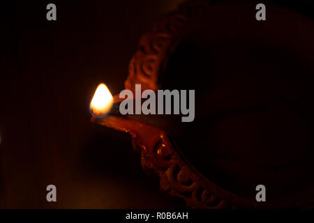 Libre de Diwali diyas en terre cuite sur fond sombre qui sont utilisés d'allumer la chambre pendant diwali fois Banque D'Images