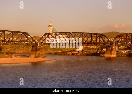 Pont ferroviaire sur une rivière avec vintage couleur du coucher ton et copie espace ajouter un texte Banque D'Images