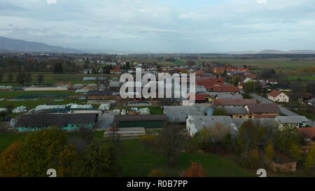 Campagne européenne de l'air, village de plaine pannonienne, Dravsko polje, Slovénie, paysage rural et traditionnel de petits villages avec des maisons alo Banque D'Images