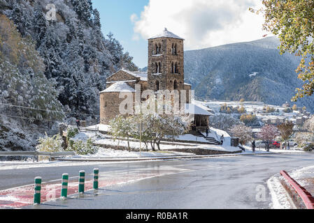 La neige dans l'église de Sant Joan de Caselles en Canillo. Andorre-la-Vieille, Andorre. Banque D'Images