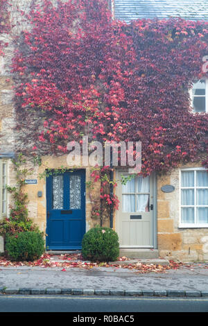 Sheep street cottages couverts à Boston ivy dans le brouillard de l'automne tôt le matin, Stow on the Wold, Gloucestershire, Cotswolds, en Angleterre Banque D'Images