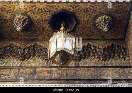 Lanterne rustique sur la mosquée et Mausolée Sidi Ahmed Tijani à Fez, Maroc Banque D'Images