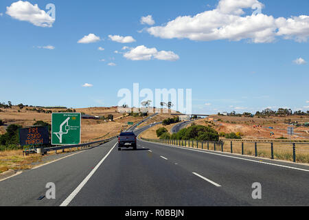 Bacchus Marsh, Australie : Mars 23, 2018 : l'autoroute de l'Ouest est la partie victorienne de la route principale reliant les villes de Melbourne et Adélaïde. Banque D'Images