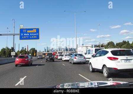 Melbourne, Australie : 23 mars, 2018 : Le trafic sur la porte ouest de l'autoroute M1 à Melbourne. Banque D'Images