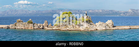 Croatie - le panorama avec la statue de la Vierge Marie à Trpanj, sur le Peliesac penisula. Banque D'Images