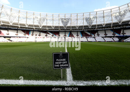 Une vue générale à l'intérieur du sol avant de la Premier League match au stade de Londres, Londres. Banque D'Images