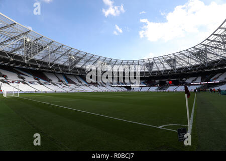 Une vue générale à l'intérieur du sol avant de la Premier League match au stade de Londres, Londres. Banque D'Images