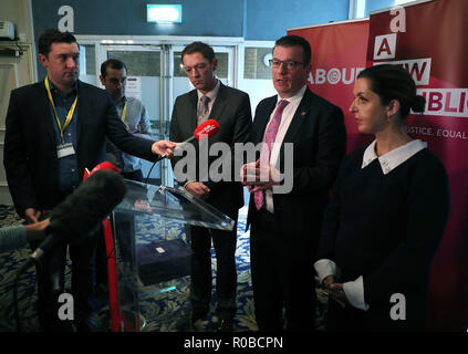 Le Parti travailliste Alan Kelly (au centre) avec Vicky Phelan, le cancer dont l'affaire a déclenché l'essai de souillure cervicale controverse, et Stephen Gete (troisième à droite), dont l'épouse est décédée avant lui a dit que son test de Papanicolaou a été mal interprétée, parler aux médias à la suite d'une réunion-débat sur l'avenir de la santé des femmes à la conférence de Dublin. Banque D'Images