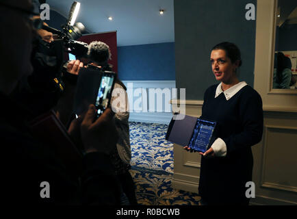 Vicky Phelan, le cancer dont l'affaire a déclenché l'essai de souillure cervicale controverse, avec sa 'Jo Cox Award' à la suite d'une réunion-débat sur l'avenir de la santé des femmes à la conférence de Dublin. Banque D'Images